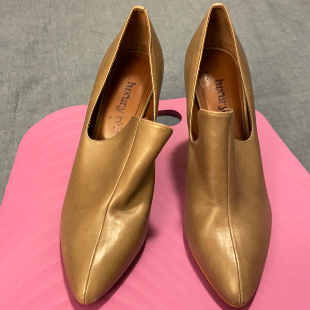 Woman’s heels in size 8 1/2 beautiful